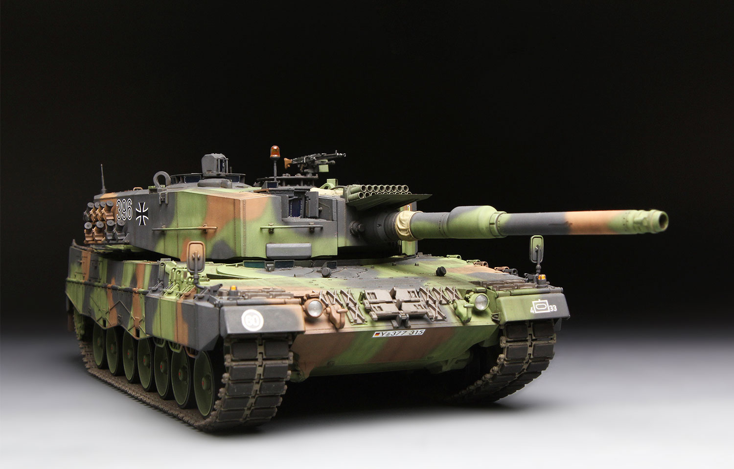 TS-016 GERMAN MAIN BATTLE TANK LEOPARD 2 A4 1/35 Meng